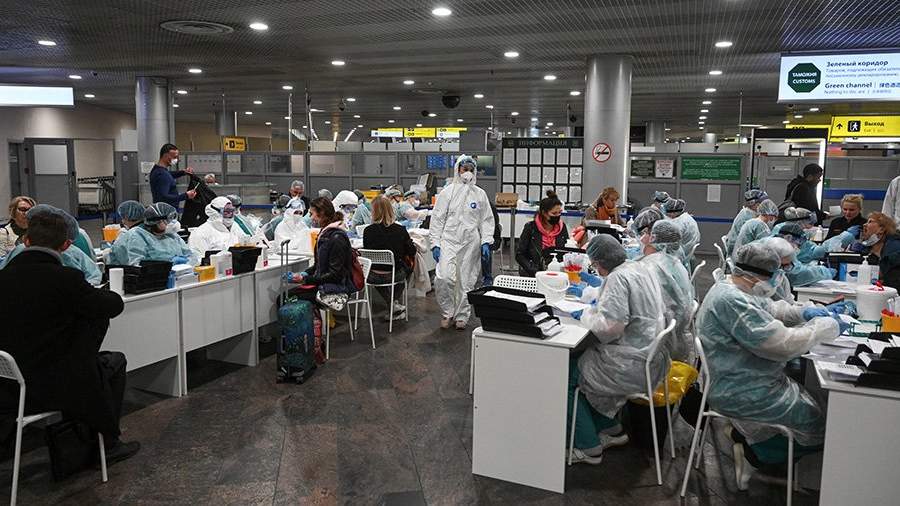 Люди сдают тест на COVID-19 в российском аэропорту | Фото: REUTERS/Sergey Pivovarov