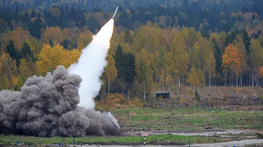 РСЗО «Смерч» во время демонстрационного показа военной техники в рамках IX Международной выставки вооружения, военной техники и боеприпасов в Нижнем Тагиле
