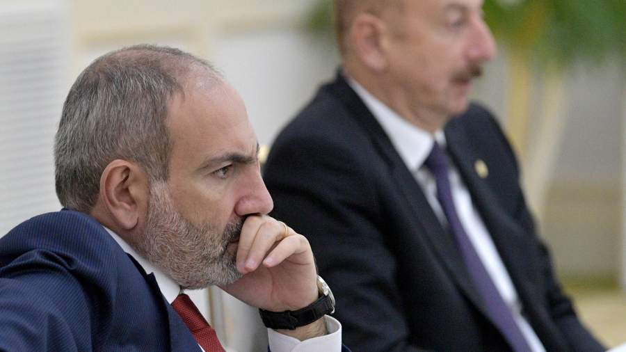 Премьер-министр Армении Никол Пашинян и президент Азербайджана Ильхам Алиев (слева направо) во время заседания Совета глав государств-участников СНГ