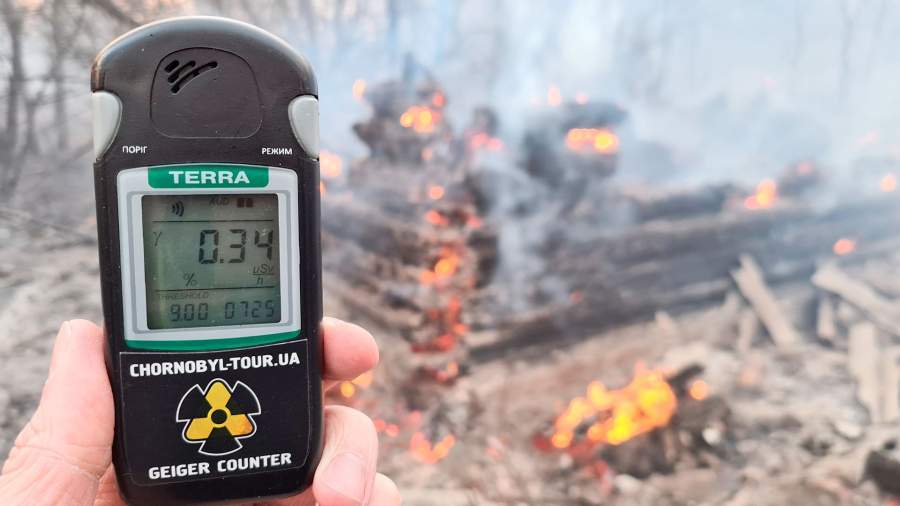 Счетчик Гейгера измеряет уровень радиации на месте пожара в зоне отчуждения вокруг Чернобыльской АЭС, возле села Раховка, Украина | Фото: REUTERS/Yaroslav Yemelianenko А вот ущерб Украины измеряется десятками миллионов гривен. Общественные организации начали собирать пожертвования для помощи пожарным. При этом государственные органы, наоборот, сокращают финансирование. Верховная рада 10 апреля уменьшила расходы бюджета. В частности, на Госслужбу по чрезвычайным ситуациям потратят на 800 тыс. гривен меньше. Финансирование Государственного агентства по управлению зоной отчуждения сокращено на 256 млн гривен. На безопасность саркофага ЧАЭС потратят на 150 млн меньше. Проект восстановления в зоне отчуждения транспортной инфраструктуры вообще обнулили. Беспокойство специалистов при этом вызывает не только состояние Чернобыльской зоны. В начале апреля Ассоциация ветеранов атомной энергетики и промышленности Украины заявила о критической ситуации в отрасли вообще. По словам представителей объединения, ведущий поставщик электроэнергии в стране НАЕК «Энергоатом» лишен постоянного руководителя, компания хронически недофинансируется. «Неужели нам мало Чернобыля и мы пытаемся повторить его снова?» — задаются вопросом специалисты. ЧИТАЙТЕ ТАКЖЕ