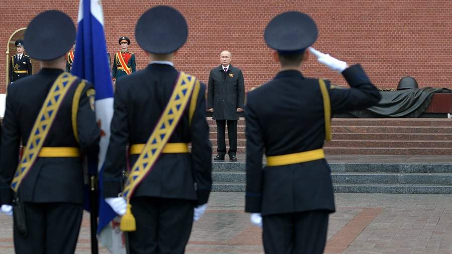 Президент РФ Владимир Путин на церемонии возложения цветов к Вечному огню у Могилы Неизвестного Солдата в Александровском саду