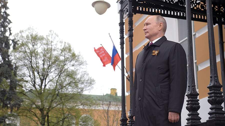 Президент РФ Владимир Путин наблюдает за пролетом военной авиации во время воздушного парада, посвященного 75-летию Победы в Великой Отечественной войне