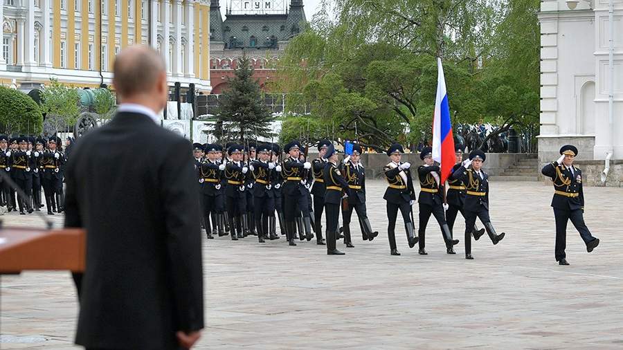 Президент РФ Владимир Путин во время смотра марша пеших и конных караулов Президентского полка на Соборной площади Московского Кремля