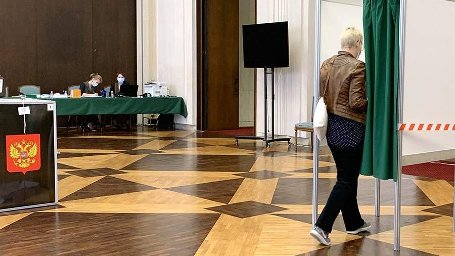 Женщина принимает участие в голосовании по внесению поправок в Конституцию РФ на избирательном участке в посольстве Российской Федерации в Париже