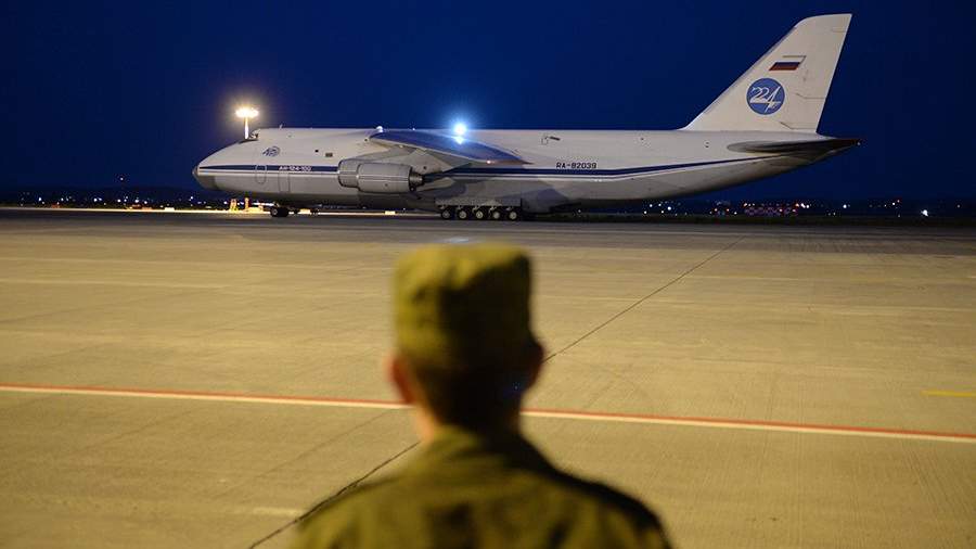 Военнослужащий наблюдает за посадкой военно-транспортного самолета Ан-124-100 «Руслан» ВКС РФ на аэродроме Кольцово