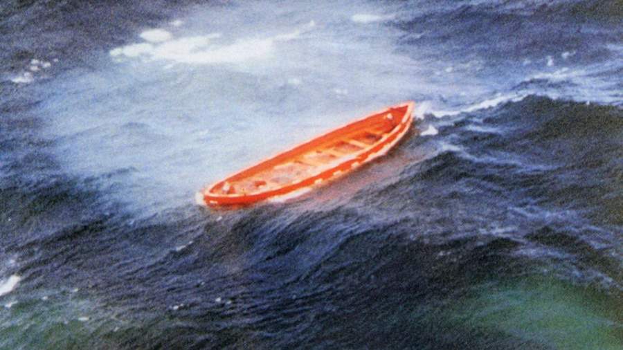 Пустая спасательная шлюпка парома «Эстония» в открытом море