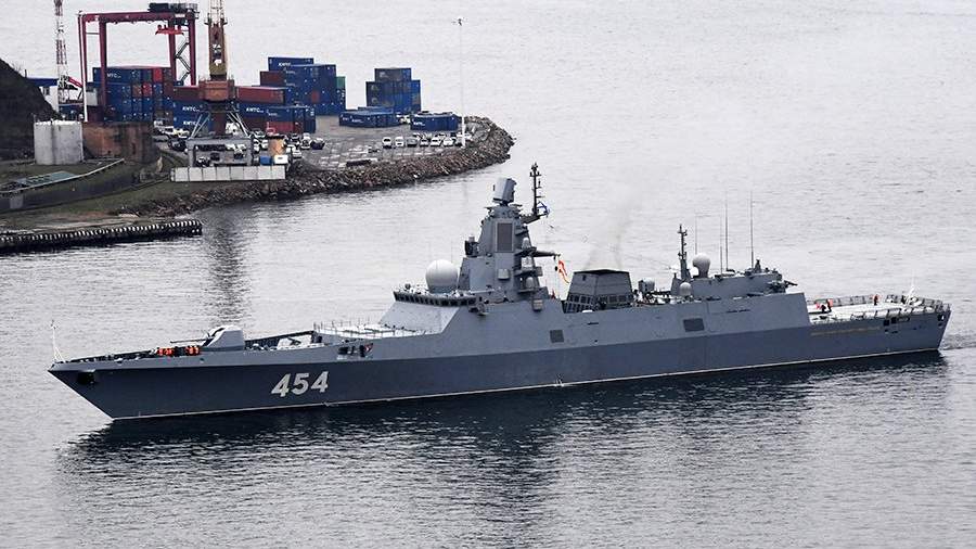 Фрегат проекта 22350 «Адмирал флота Советского Союза Горшков» в бухте «Золотой Рог» во Владивостоке