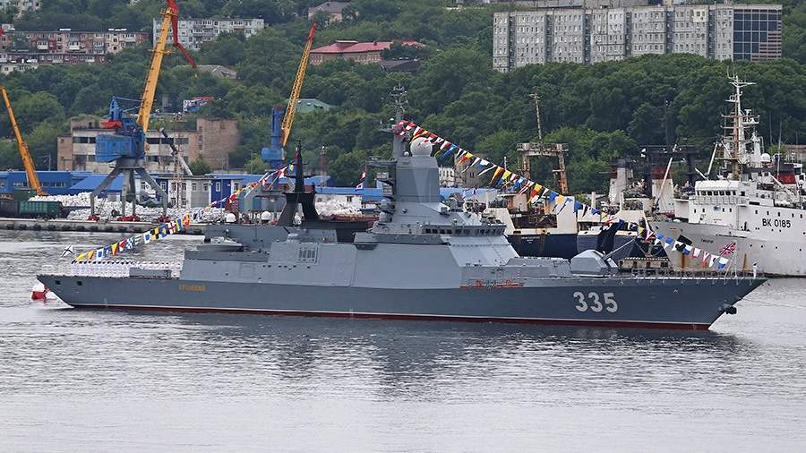 Корвет проекта 20380 «Громкий» во время празднования Дня Военно-морского флота России во Владивостоке