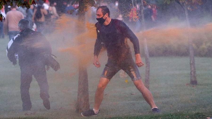 Разгон несанкционированной акции против инаугурации Александра Лукашенко у стелы «Минск — город-герой» при помощи водометов