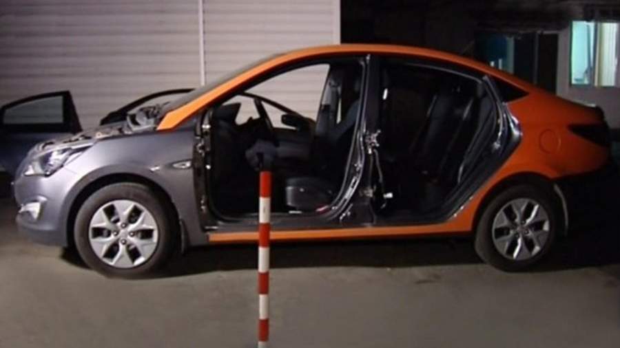 Полуразобранный автомобиль каршеринга в одном из подпольных автосервисов Москвы