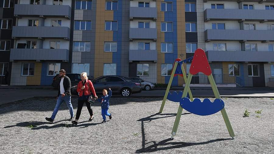 Семья во дворе нового дома, в Новосибирске