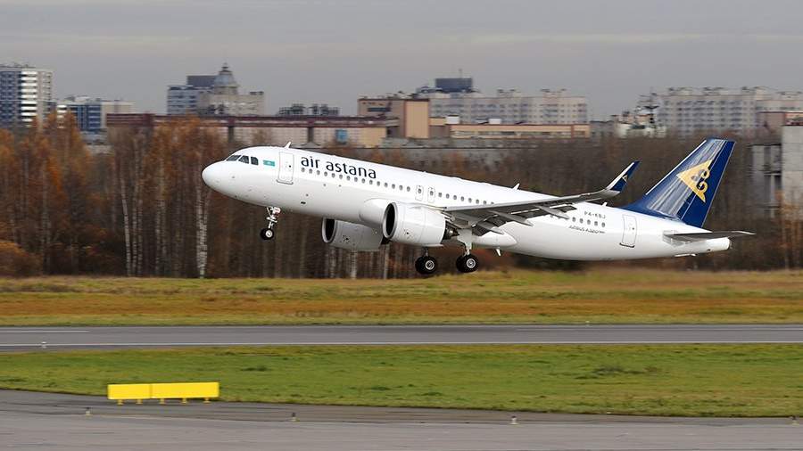 Самолет Airbus A320neo авиакомпании Air Astana взлетает в аэропорту Пулково