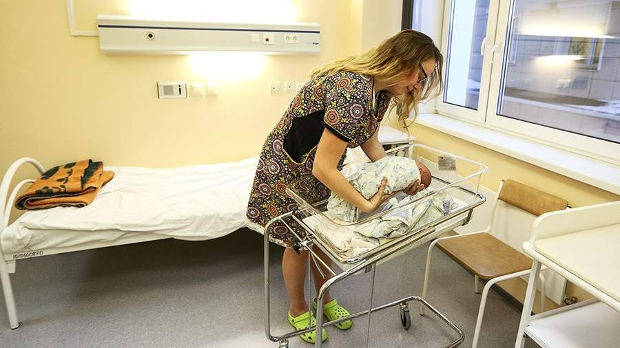 Роженица со своим ребенком в палате в Мурманском областном перинатальном центре
