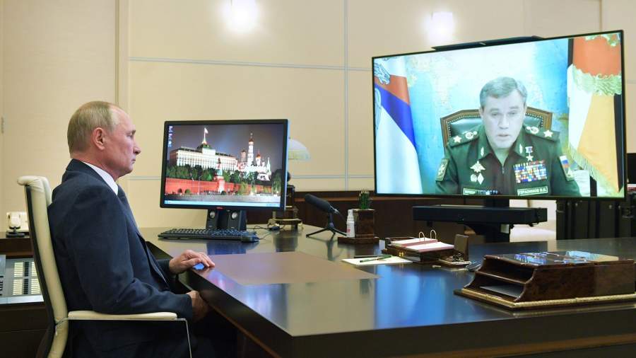 Президент РФ Владимир Путин во время встречи в режиме видеоконференции с начальником Генерального штаба Вооружённых Сил РФ - первым заместителем министра обороны РФ Валерием Герасимовым