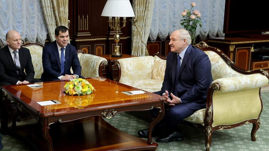 Во время встречи президента Белоруссии Александра Лукашенко (справа) с директором Службы внешней разведки РФ Сергеем Нарышкиным в Минске