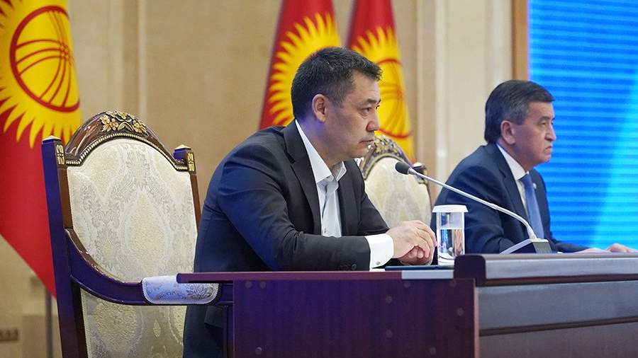 Исполняющий обязанности президента Киргизии, премьер-министр Киргизии Садыр Жапаров и подавший в отставку президент Киргизии Сооронбай Жээнбеков (слева направо) на заседаИсполняющий обязанности президента Киргизии, премьер-министр Киргизии Садыр Жапаров и подавший в отставку президент Киргизии Сооронбай Жээнбеков (слева направо) на заседании парламента Киргизии в Бишкеке. 16 октября 2020 годании парламента Киргизии в Бишкеке. 16 октября 2020 года