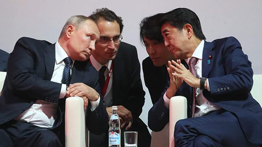 Президент РФ Владимир Путин и премьер-министр Японии Синдзо Абэ (слева направо на первом плане) на международном турнире по дзюдо имени Дзигоро Кано в спортивном комплексе "Фетисов Арена"