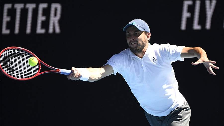 Российский теннисист Аслан Карацев во время матча 1/4 финала турнира Australian Open против болгарина Григора Димитрова, 16 февраля 2021 года