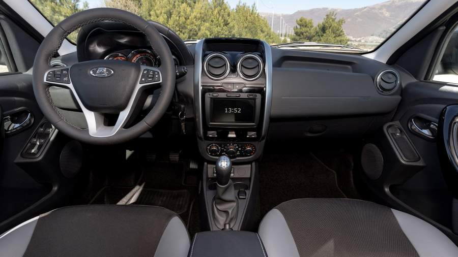 Интерьер во многом унифицирован с Renault Duster предыдущего поколения