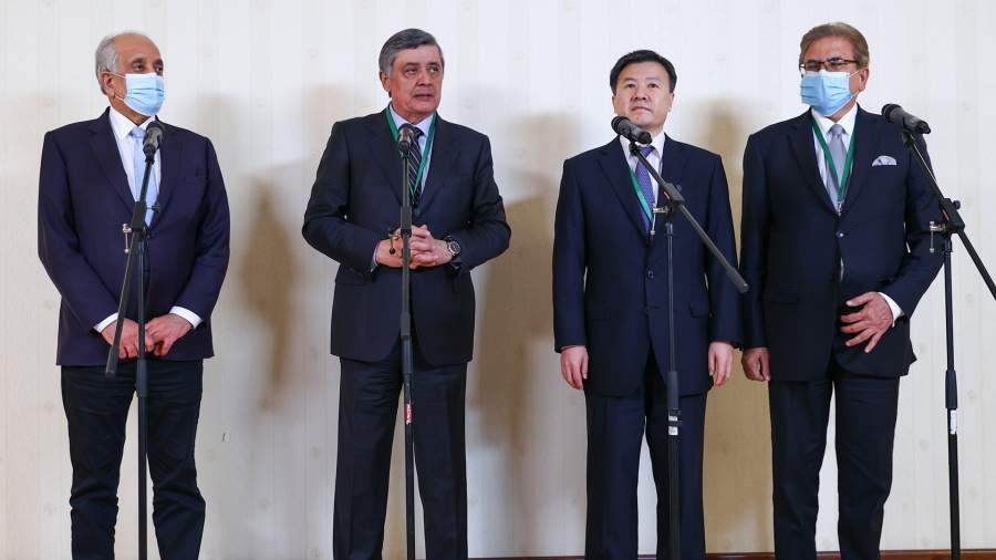 Специальный представитель Госдепартамента США по афганскому урегулированию Залмай Халилзад, специальный представитель президента РФ по Афганистану Замир Кабулов, посол Китая в Афганистане Ван Юй и специальный представитель Пакистана по Афганистану Мохаммад Садик