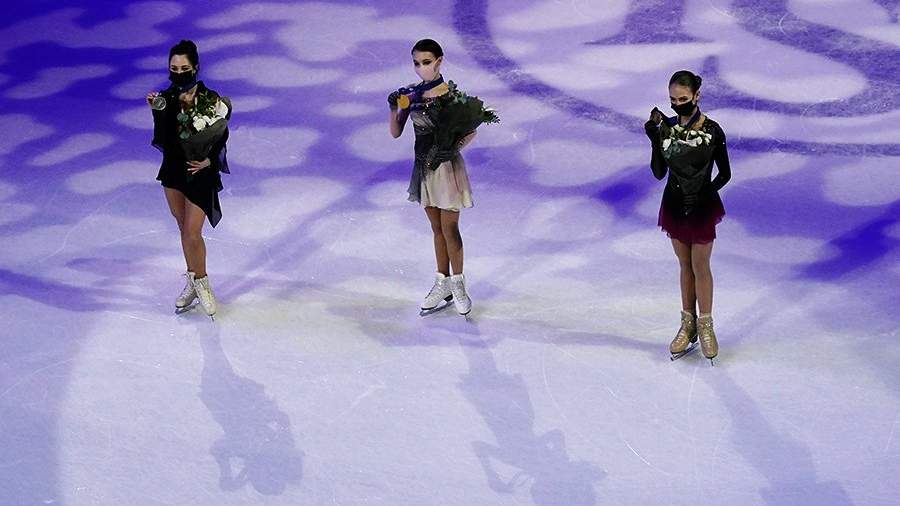 Призеры одиночного женского катания на чемпионате мира по фигурному катанию в Стокгольме на церемонии награждения: Елизавета Туктамышева – серебряная медаль, Анна Щербакова – золотая медаль, Александра Трусова – бронзовая медаль