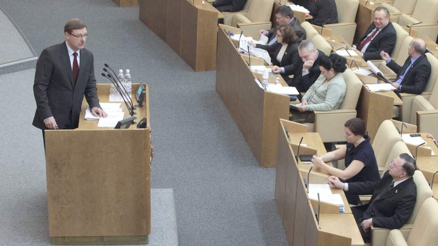 Председатель комитета Государственной Думы РФ по международным делам Константин Косачев (слева) выступает а пленарном заседании нижней палаты российского парламента