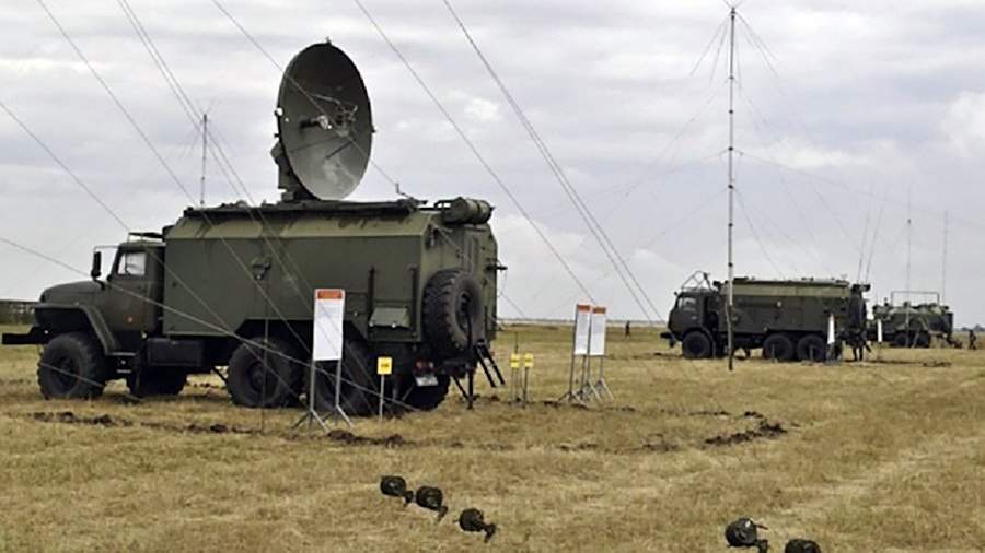 Комплекс РЭБ «Поле-21М» на местности