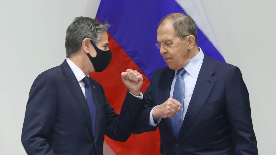 Министр иностранных дел РФ Сергей Лавров (справа) и государственный секретарь США Энтони Блинкен во время встречи на полях Арктического совета в Рейкьявике