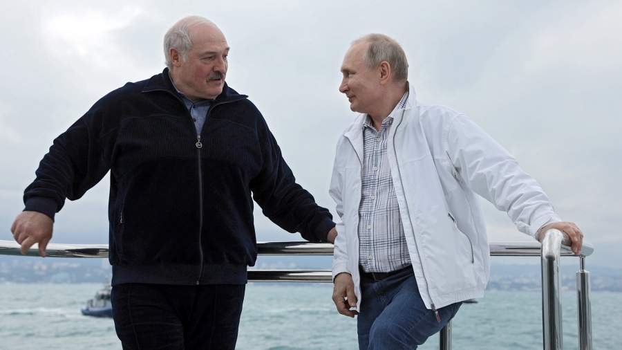 Президент РФ Владимир Путин и президент Белоруссии Александр Лукашенко (слева) во время морской прогулки