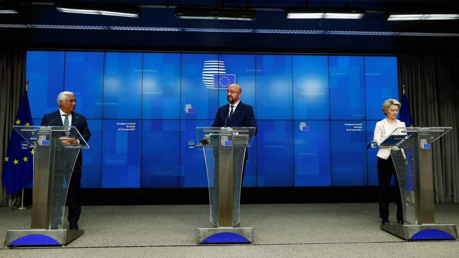 Премьер-министр Португалии Антониу Кошта, президент Европейского совета Шарль Мишель и президент Европейской комиссии Урсула фон дер Ляйен во время пресс-конференции после встречи лидеров Европейского союза