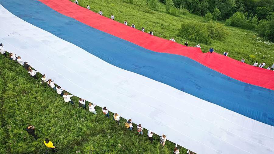 Студенты Северо-Кавказского федерального университета и Пятигорского государственного университета развернули флаг РФ длиной 72 метра на склоне горы Машук в рамках празднования Дня России