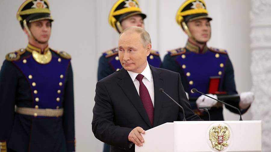Президент РФ Владимир Путин на торжественной церемонии вручения государственных премий РФ в области науки и технологий, литературы и искусства, за выдающиеся достижения в правозащитной и благотворительной деятельности за 2020 год и золотых медалей «Герой Труда Российской Федерации»