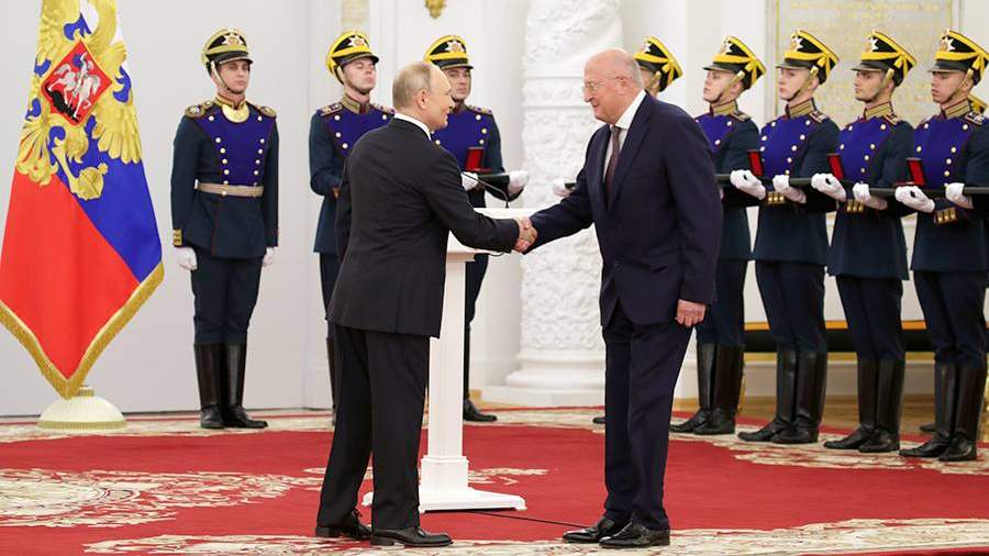 Президент РФ Владимир Путин и директор ФГБУ «Национальный исследовательский центр эпидемиологии и микробиологии имени почетного академика Н.Ф.Гамалеи» Минздрава РФ Александр Гинцбург на торжественной церемонии вручения государственных премий РФ в области науки и технологий, литературы и искусства, за выдающиеся достижения в правозащитной и благотворительной деятельности за 2020 год и золотых медалей «Герой Труда Российской Федерации»