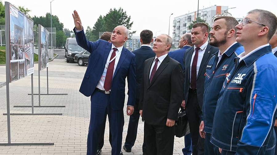 Владимир Путин и губернатор Кемеровской области Сергей Цивилев
