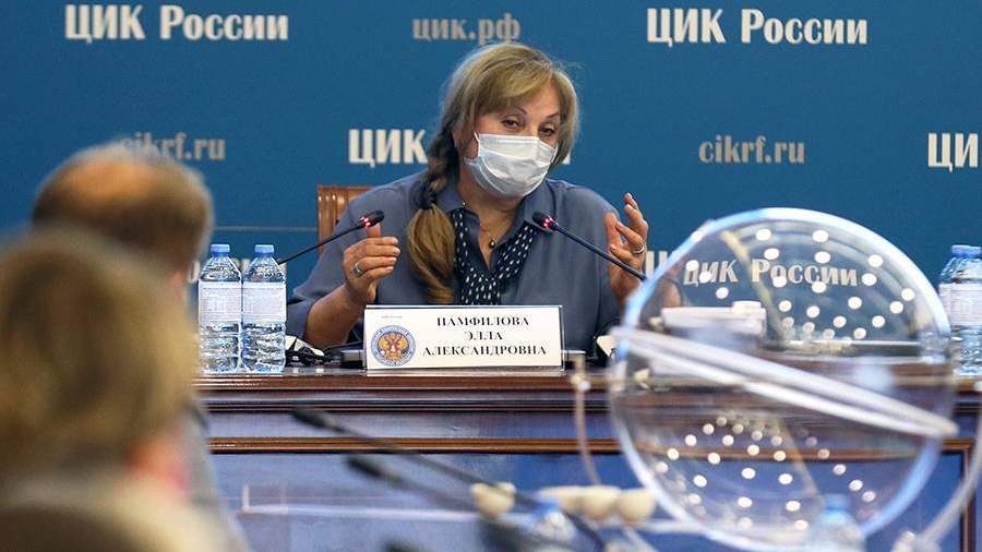 Председатель Центральной избирательной комиссии РФ Элла Памфилова во время жеребьевки по распределению между политическими партиями эфирного времени на каналах общероссийских государственных организаций
