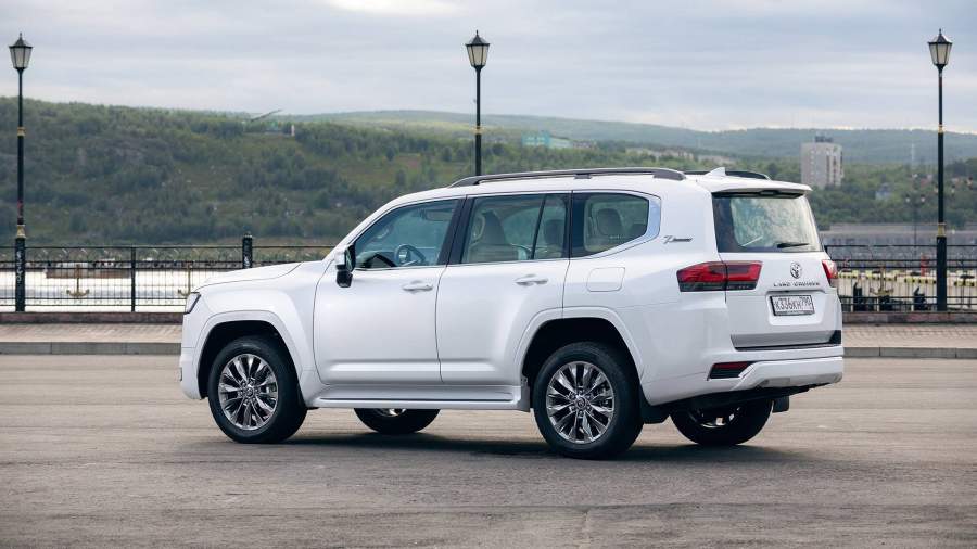 Новый Land Cruiser длинее внедорожника предыдущего поколения. Длина 70th Anniversary – 5005 мм, Comfort+ -- 4065 мм. Колесная база осталась прежней – 2850 мм. Ширина машины не изменилась, а высота в зависимости от версии уменьшилась на 20 и 45 мм. Стала шире и колея