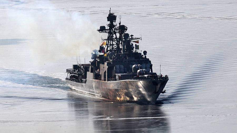Большой противолодочный корабль «Адмирал Пантелеев» заходит в бухту Золотой Рог