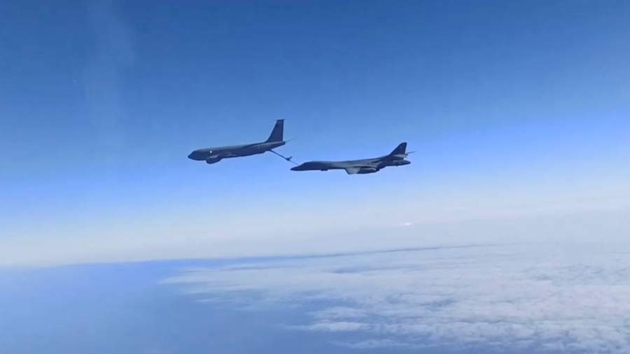 Американский стратегический бомбардировщик B-1B и военный самолет-заправщик KC-135, над Черным морем