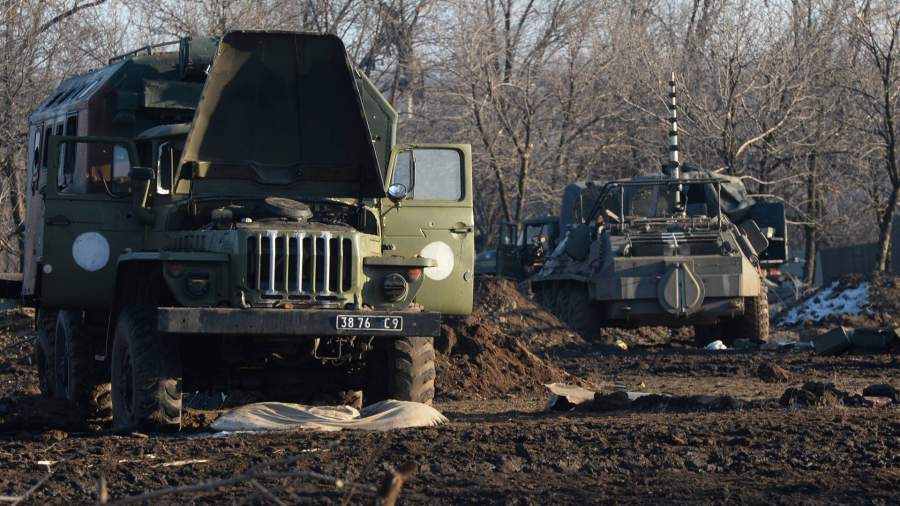 Разбитая военная техника в разрушенном укрепрайоне украинских силовиков на окраине города Дебальцево