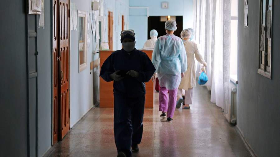 Врачи инфекционного отделения Центральной городской больницы №1 в Донецке, где проходят лечение пациенты с коронавирусной инфекцией COVID-19