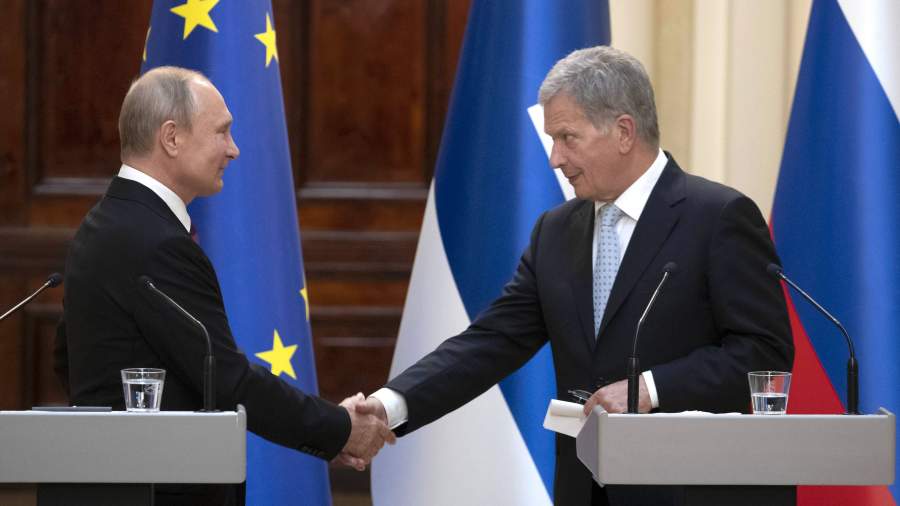 Президент Финляндии Саули Ниинисте и президент России Владимир Путин (справа налево) во время совместной пресс-конференции, Финляндия, Хельсинки