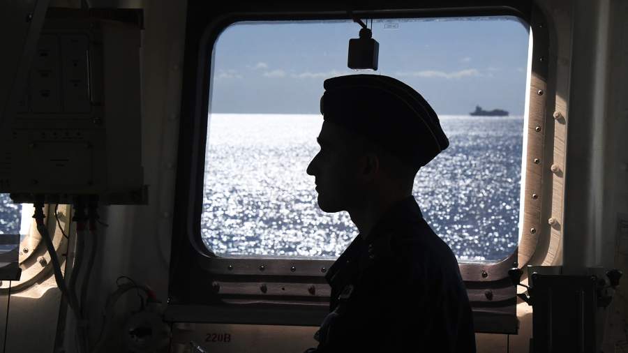 Военнослужащий ВМФ России на борту корвета "Громкий"