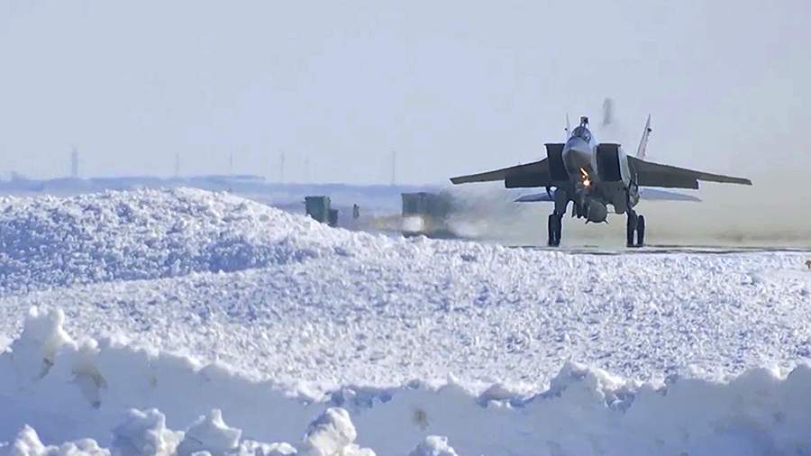 Истребитель МиГ-31 Воздушно-космических сил РФ с гиперзвуковой аэробаллистической ракетой с малой радиолокационной заметностью и высокой маневренностью комплекса «Кинжал»