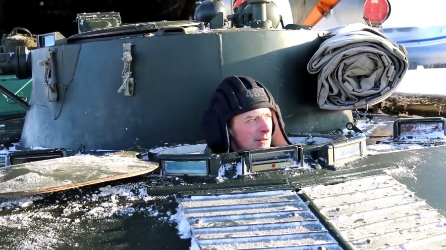 Погрузка военной техники из состава ОДКБ на аэродроме в Ивановской области