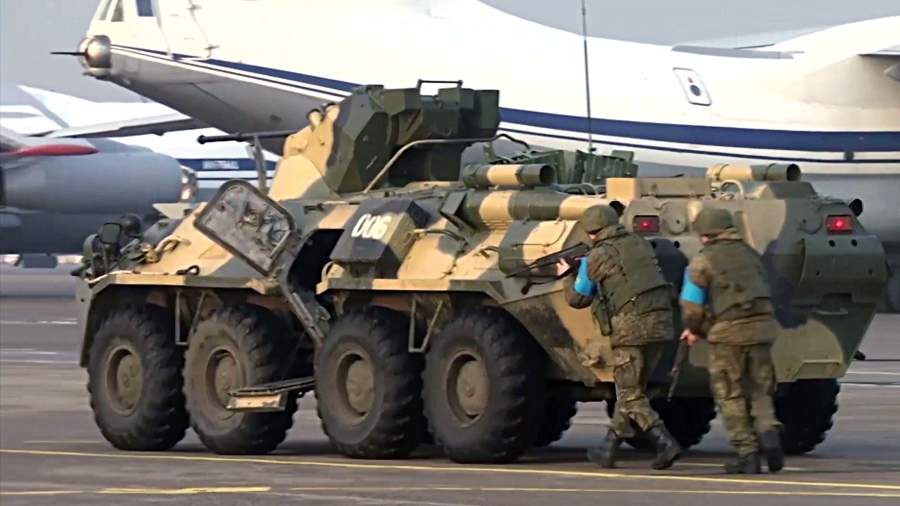 Подразделение российского контингента миротворческих сил ОДКБ на аэродроме в Алма-Ате.