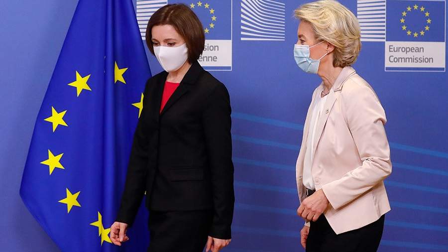 Президент Молдавии Майя Санду и глава Еврокомиссии Урсула фон дер Ляйен перед церемонией подписания документа о выделении Кишиневу €60 млн для выхода из газового кризиса. 15 декабря 2021 года