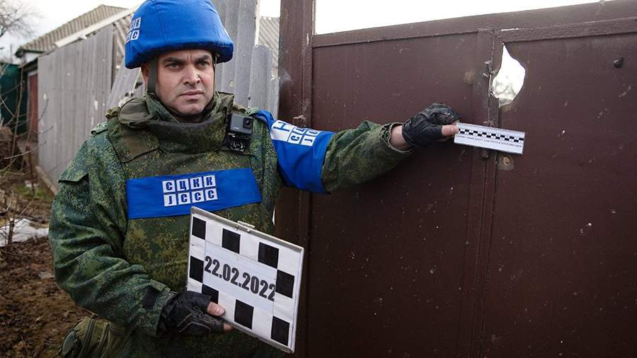 Военный эксперт представительства ЛНР в СЦКК фиксирует разрушения на воротах жилого дома в селе Александровка, поврежденного в результате обстрела вооруженными силами Украины. 22 февраля 2022 года