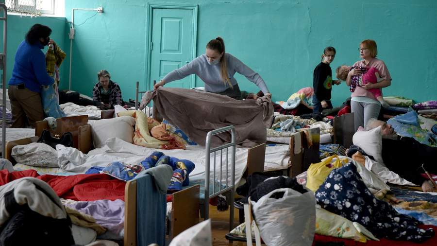 Люди в пункте временного размещения беженцев в Джанкойской городской школе №8, Республика Крым