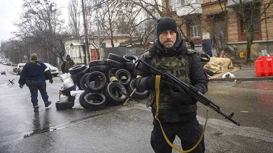 Бойцы территориальной обороны Украины на одной из улиц Киева