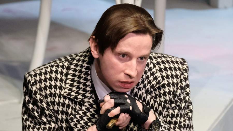 Дмитрий Лысенков в роли Свидригайлова в спектакле Александринского театра (Санкт-Петербург) «Преступление и наказание»